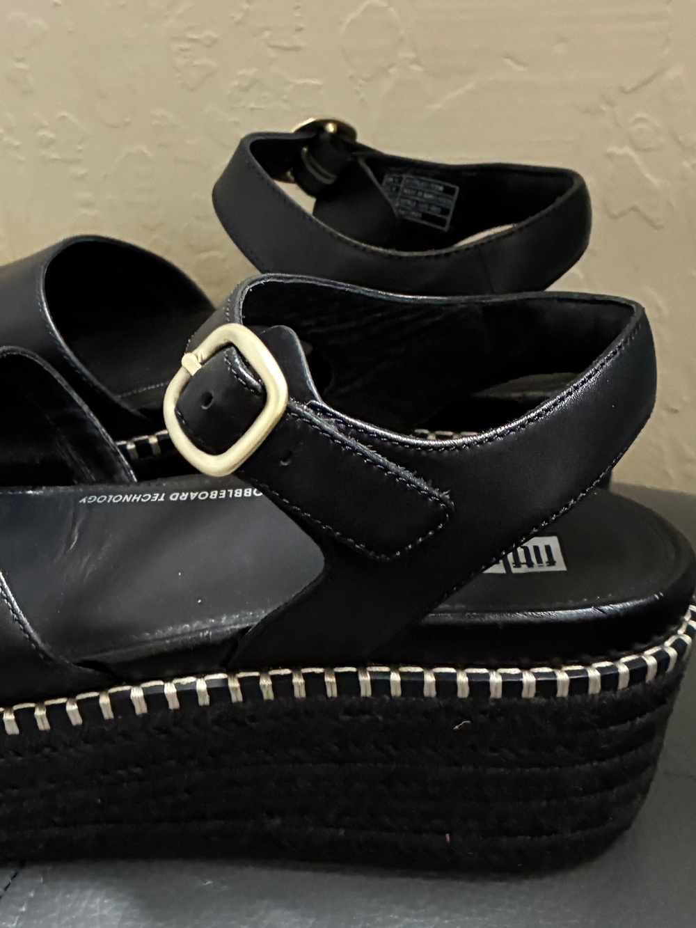 FitFlop Eloise Espadrille wedge sandals in black leather. - Picture 4 of 8